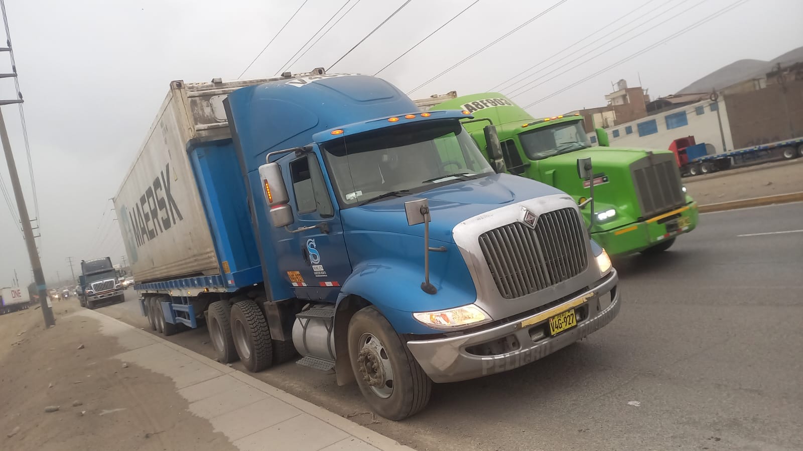 Tracto con contenedor en ruta