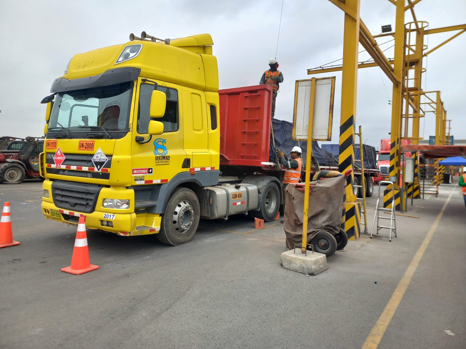 Tracto con carga MATPEL en terminal, con señalización de peligro