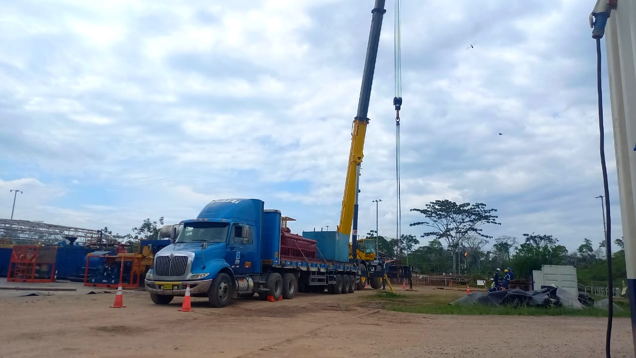 Operación con grúa en campamento de selva