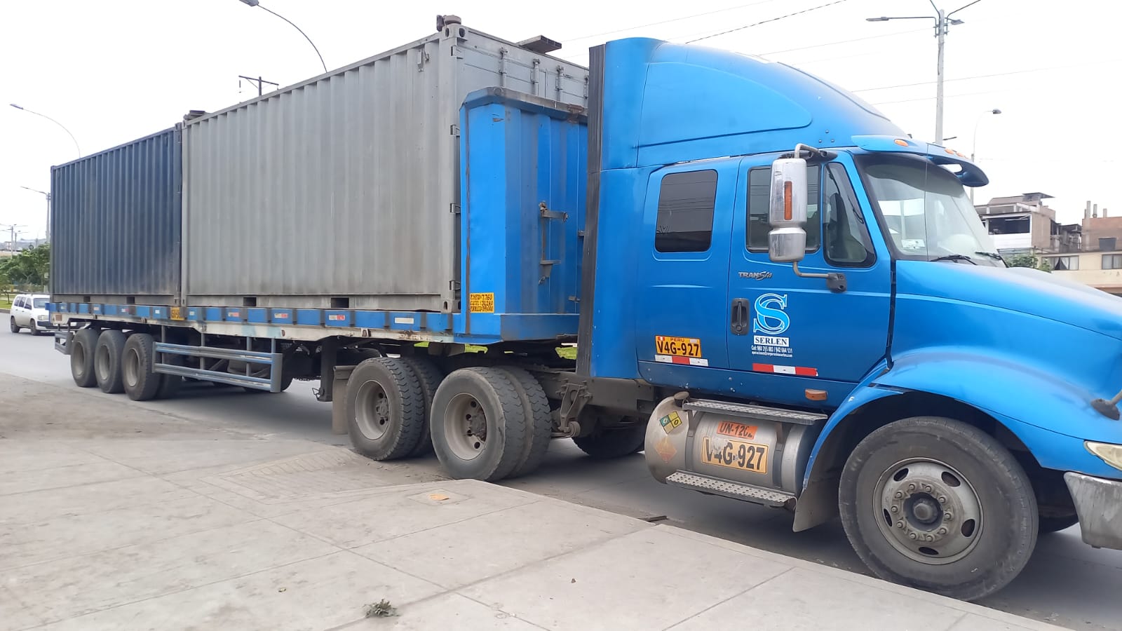 Tracto con plataforma transportando contenedor